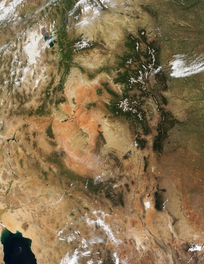 Región de las Cuatro Esquinas del suroeste de Estados Unidos. Montañas Rocosas cubiertas de bosques, que aún tienen picos cubiertos de nieve, que atraviesan Colorado y Nuevo México. Imagen satelital en color verdadero. Crédito: NASA. de National Aeronautics and Space Administration National Aeronautics and Space Administration
